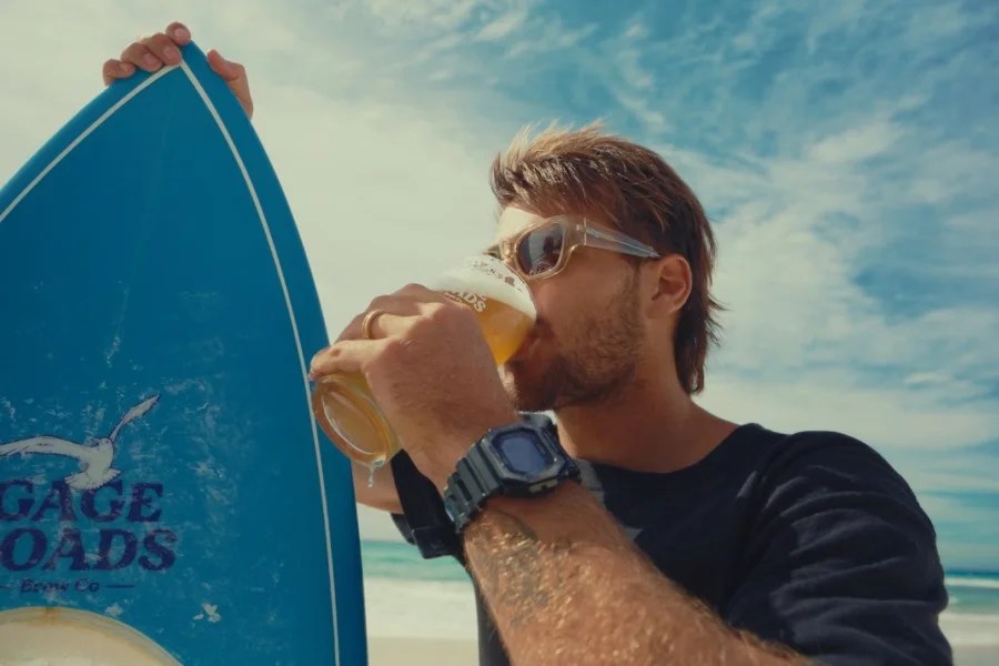 Qualcuno ha trasformano una tavola da surf in un dispensatore di birra galleggiante