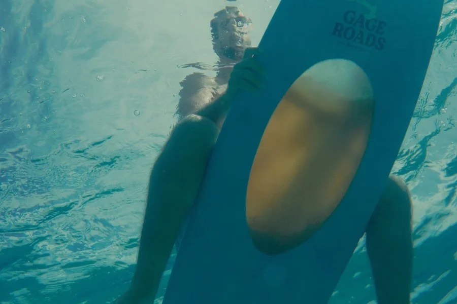 Qualcuno ha trasformano una tavola da surf in un dispensatore di birra galleggiante