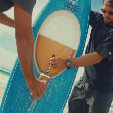 Qualcuno ha trasformano una tavola da surf in un dispensatore di birra galleggiante