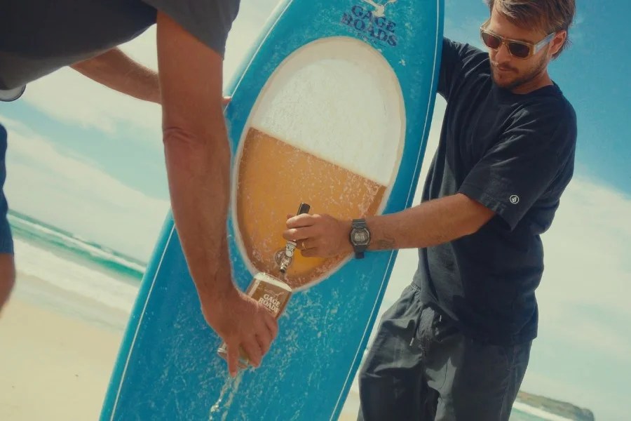 Qualcuno ha trasformano una tavola da surf in un dispensatore di birra galleggiante
