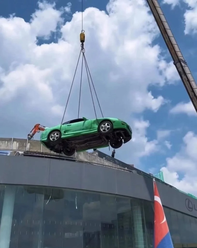 Questa Toyota Supra ha passato 20 anni sul tetto di una concessionaria