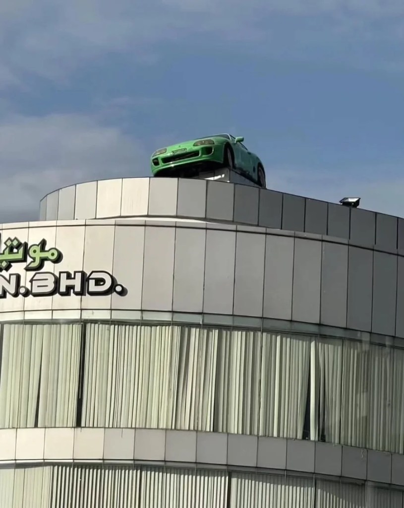 Questa Toyota Supra ha passato 20 anni sul tetto di una concessionaria