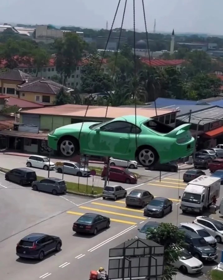 Questa Toyota Supra ha passato 20 anni sul tetto di una concessionaria
