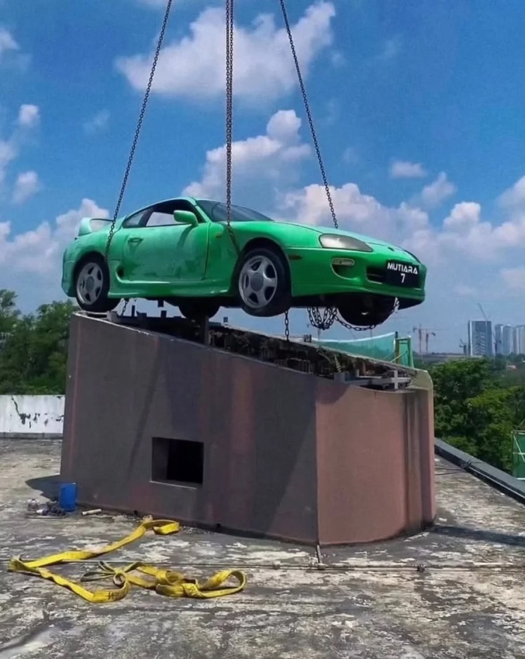Questa Toyota Supra ha passato 20 anni sul tetto di una concessionaria