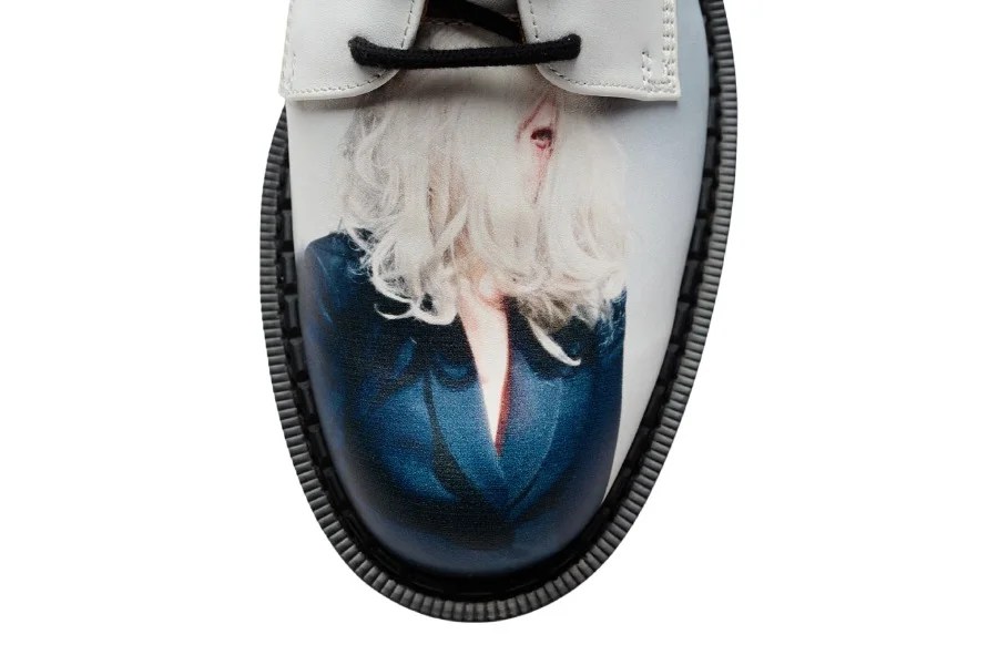 Queste scarpe hanno dei ritratti sulla tomaia ma costano un occhio