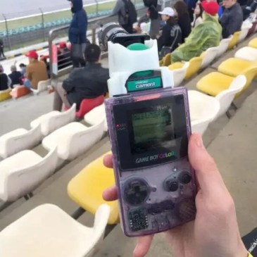 Un fan ha fatto le foto al GP di Formula 1 con un Nintendo Game Boy del 1998