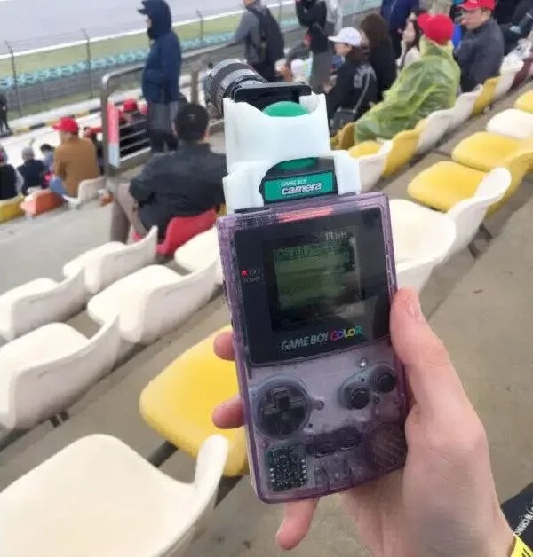 Un fan ha fatto le foto al GP di Formula 1 con un Nintendo Game Boy del 1998