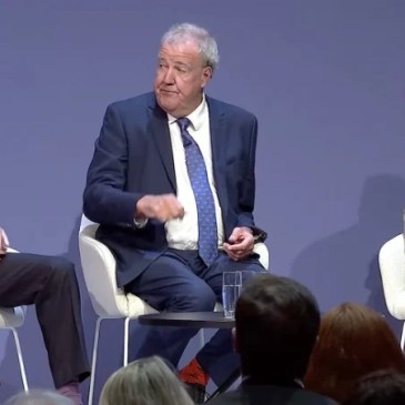Jeremy Clarkson si presenta a una conferenza politica e sciocca il pubblico: "potrei aprire un pub all'estero"