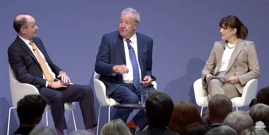 Jeremy Clarkson si presenta a una conferenza politica e sciocca il pubblico: "potrei aprire un pub all'estero"