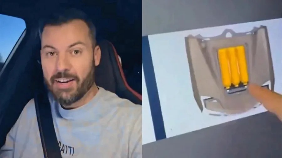 Un uomo sorridente in auto a sinistra che parla, e a destra un'immagine di un supporto con tre batterie.
