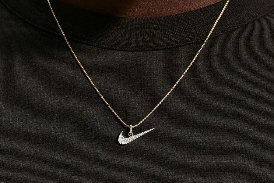 Nike entra nel mondo dei gioielli con un ciondolo Air Force 1 che costa quanto una macchina